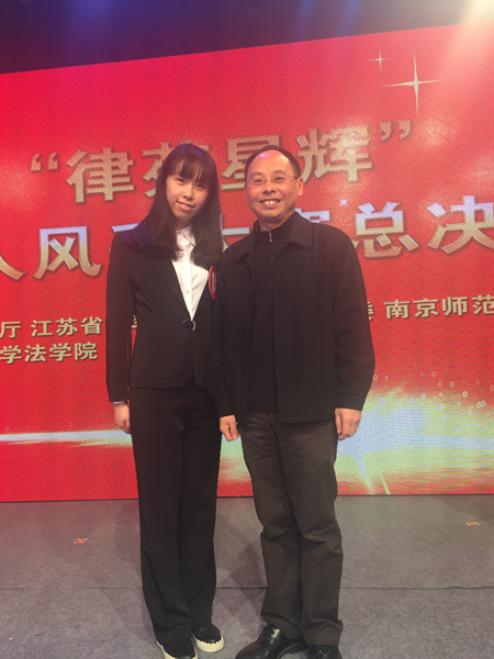 3 BWIN必赢宋晓副经理向王珺洁同学表示祝贺.JPG 3 BWIN必赢宋晓副经理向王珺洁同学表示祝贺.JPG