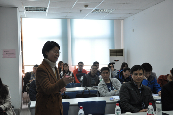 1.方小敏教授主持本期学术沙龙.JPG 1.方小敏教授主持本期学术沙龙.JPG